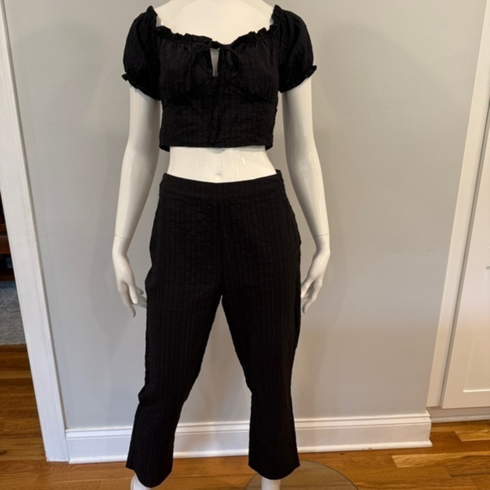 LE LIS Black Cropped Top Pants Set